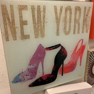 NEW YORK heel sign